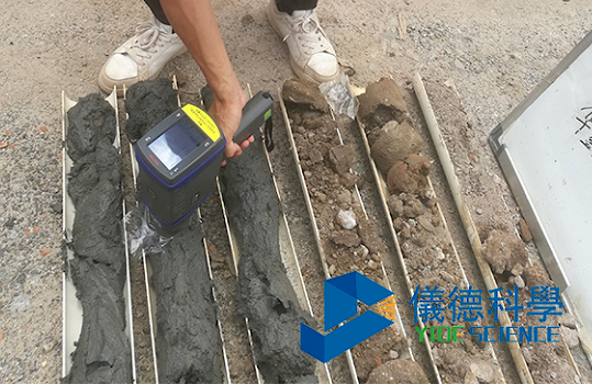 手持（chí）式光譜儀現場檢測土壤（rǎng）樣品