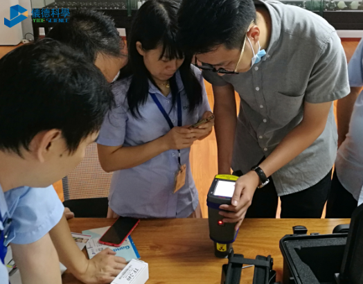 手持光（guāng）譜儀現場操作照