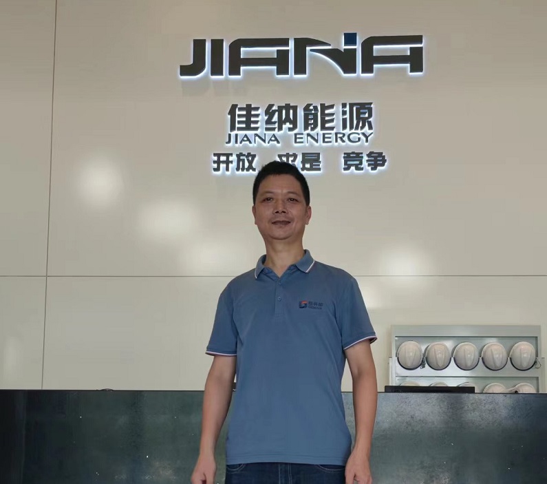 格丹（dān）納工程師在新能源公司前台留影