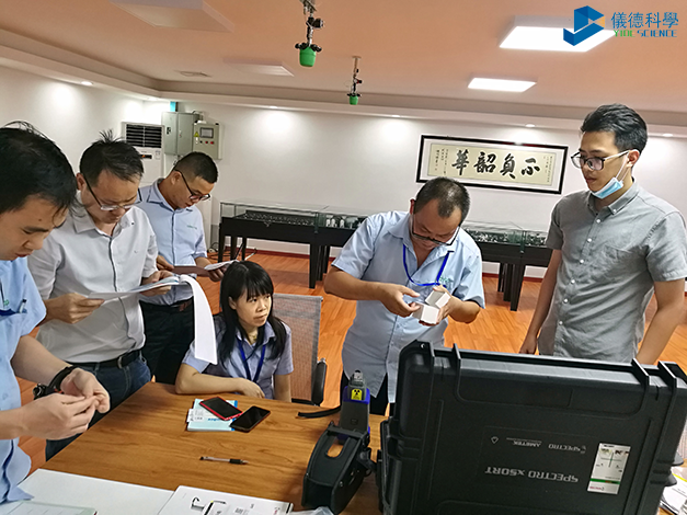 我（wǒ）司工程師（shī）現場介紹安裝手持式（shì）合金（jīn）元素分析儀（yí）