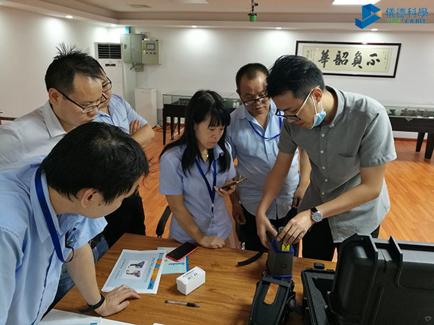 我司工程師現場介（jiè）紹安裝手持式合金元素（sù）分析儀